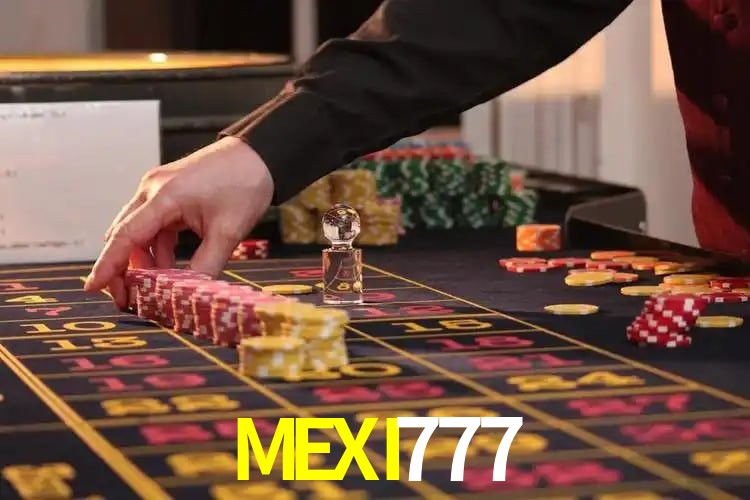 Escena dinámica inspirada en casino con iluminación MEXI777, cartas, fichas e íconos de juegos digitales en un espacio moderno de juegos.